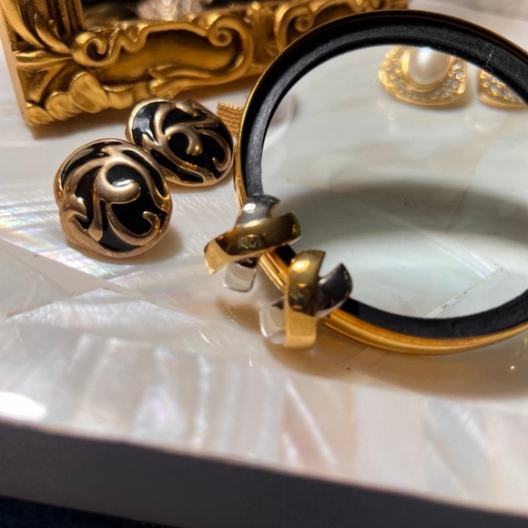 Vintage Two-tone X (kisses) post EARRINGS in MINT condition.
Approx 1” - Picture 6 of 8